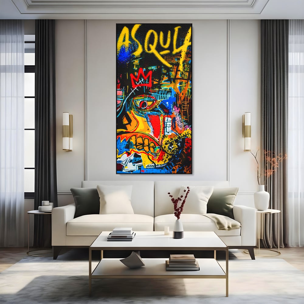Tablou canvas cu tablou canvas cu portret pop art si coroana rosie, in rama de aluminiu negru, pe perete intr-un living